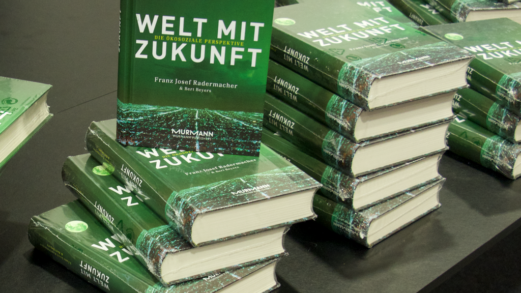 Welt mit Zukunft: Prof. Radermachers Buch bei seinem Vortrag für die Bürgerimpulse