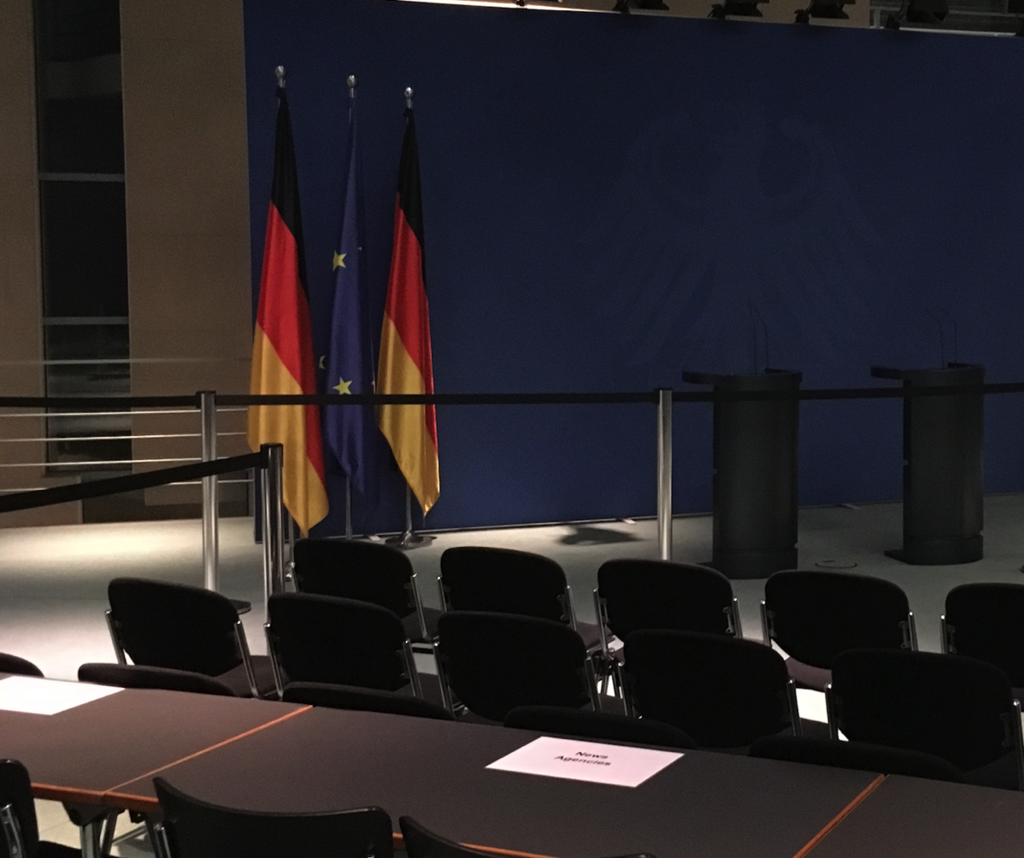 Flaggen im Pressebereich des Kanzleramts (Symbolbild)