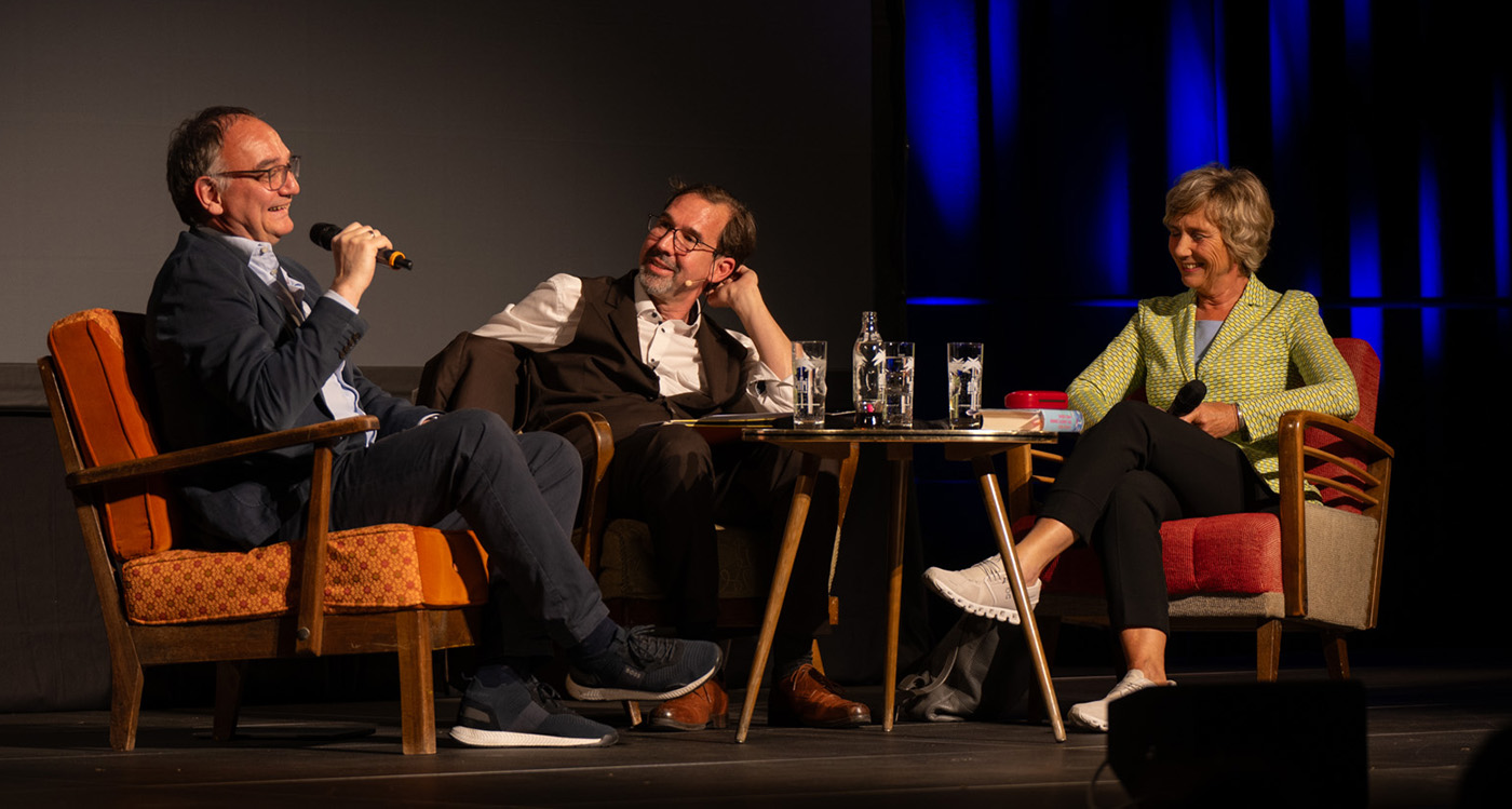 Nico Fried (links), Moderator Dr. Christoph Hantel und Amelie Fried (rechts) - Foto: Ralf Hinz Nico Fried (links), Moderator Dr. Christoph Hantel und Amelie Fried (rechts) - Foto: Ralf Hinz